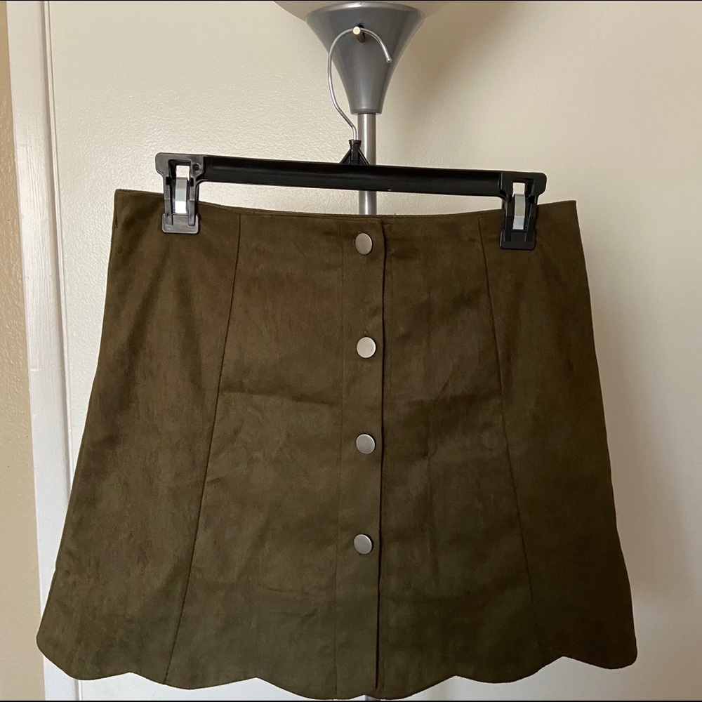 Skirt with scallop hem